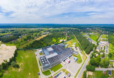 Malzeme deposunun havadan görüntüsü. Sanayi bölgesindeki lojistik merkezi yukarıdan. Lojistik merkezde yüklenen kamyonların hava görüntüsü