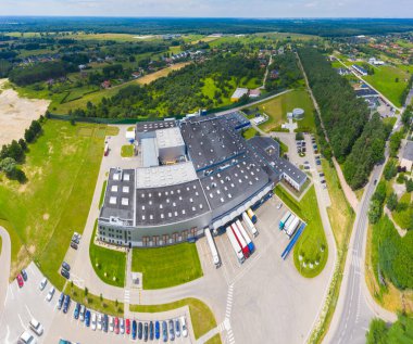 Malzeme deposunun havadan görüntüsü. Sanayi bölgesindeki lojistik merkezi yukarıdan. Lojistik merkezde yüklenen kamyonların hava görüntüsü