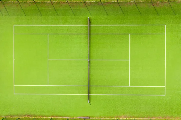 緑の芝生の上のテニスコートフィールド白の背景に隔離されたテニススポーツゲームのためのベースライン — ストック写真