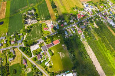 Yaz günü küçük bir köyün havadan görünüşü. Köyü terk etme ve ıssız bir yer.