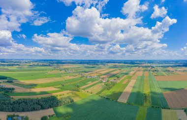 Panoramik Uçsuz bucaksız yeşil alan görüntüsü - Tarım alanı hava fotoğrafı - Yeşil arazi drone fotoğrafı