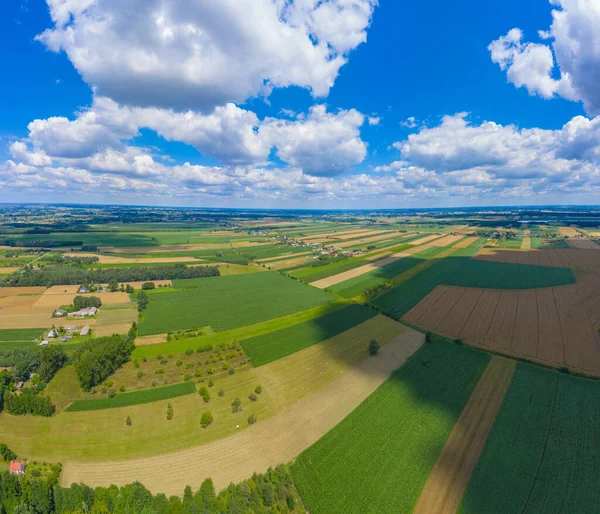 Kırsal Köy Yeşil Tarlalar Ağaçların Insansız Hava Aracı Çarpıcı Hava — Stok fotoğraf