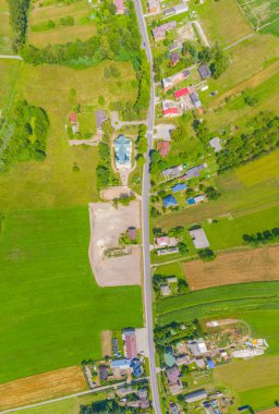 Yeşil alanlar ve Polonya Köyü 'nde hava panoramik manzarası. Üst alt görünüm