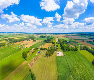 Güneşli bir günde insansız hava aracıyla Meadow 'a uçarken çekilmiş güzel panoramik hava manzaralı bir fotoğraf. Yukarıdan güzel bir kırsal arka plan.. 