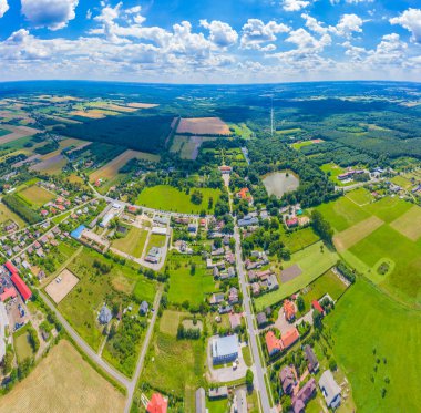 Polonya 'da Barok tarzı bir konut olan Nieborow Sarayı' nın bahçesindeki ağaçlardan oluşan güzel bir hava manzarası. Renkli Fransız tasarım bahçesi