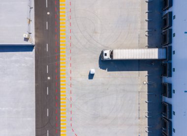 Malzeme deposunun havadan görüntüsü. Sanayi bölgesindeki lojistik merkezi yukarıdan. Lojistik merkez stok fotoğrafına yüklenen kamyonların hava görüntüsü