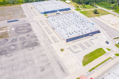 Büyük bir alışveriş merkezi ve yakınında park yeri. Yukarıdan bak. Hava fotoğrafçılığı. Boşalt
