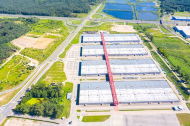 Büyük bir alışveriş merkezi ve yakınında park yeri. Yukarıdan bak. Hava fotoğrafçılığı. Boşalt