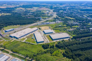 Büyük bir alışveriş merkezi ve yakınında park yeri. Yukarıdan bak. Hava fotoğrafçılığı. Boşalt