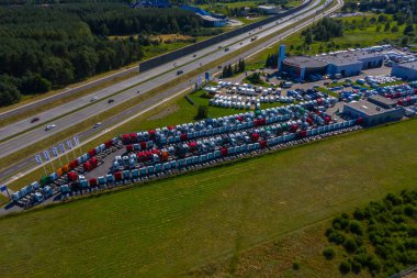 Bir sürü karavan var. Arabalar birkaç sıra halinde. Kamyon parkı. Hava görünümü dikey olarak aşağı.