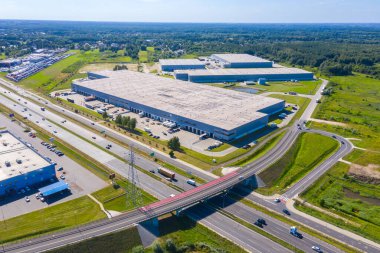 Birçok kamyonun mal indirdiği Endüstriyel Yükleme Alanının Hava Çekimi.