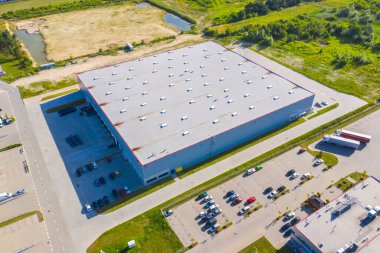 Yukarıdan depo, endüstriyel fabrika ya da lojistik merkezlerinin hava görüntüsü. Gün batımında endüstriyel binaların ve ekipmanların havadan görüntüsü.