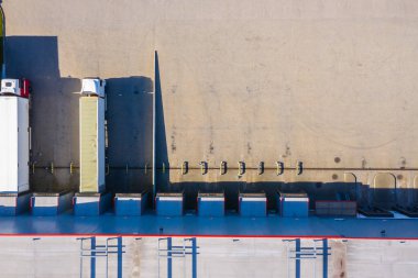 Yukarıdan depo, endüstriyel fabrika ya da lojistik merkezlerinin hava görüntüsü. Gün batımında endüstriyel binaların ve ekipmanların havadan görüntüsü.