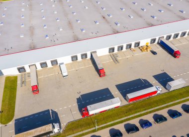 Yukarıdan depo, endüstriyel fabrika ya da lojistik merkezlerinin hava görüntüsü. Gün batımında endüstriyel binaların ve ekipmanların havadan görüntüsü.