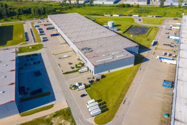 Yukarıdan depo, endüstriyel fabrika ya da lojistik merkezlerinin hava görüntüsü. Gün batımında endüstriyel binaların ve ekipmanların havadan görüntüsü.