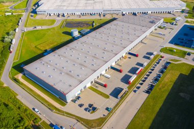 Depolu büyük lojistik parkının havadan görüntüsü. Merkez, birçok yarı karavan kamyonu yüklüyor..