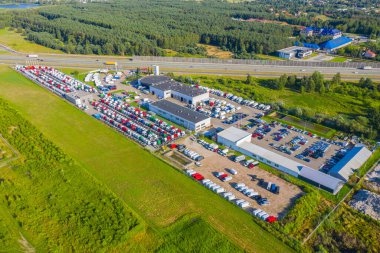 Bir sürü karavan var. Arabalar birkaç sıra halinde. Kamyon parkı. Hava görünümü dikey olarak aşağı.