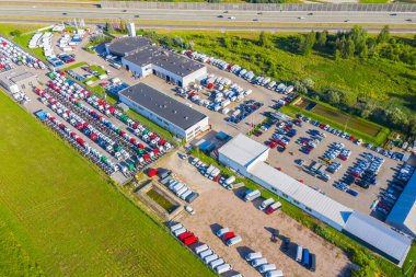 Bir sürü karavan var. Arabalar birkaç sıra halinde. Kamyon parkı. Hava görünümü dikey olarak aşağı.