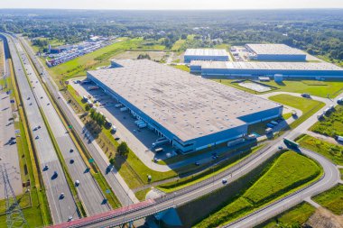 Depolu büyük lojistik parkının havadan görüntüsü. Merkez, birçok yarı karavan kamyonu yüklüyor..