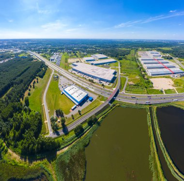 Depolu büyük lojistik parkının havadan görüntüsü. Merkez, birçok yarı karavan kamyonu yüklüyor..