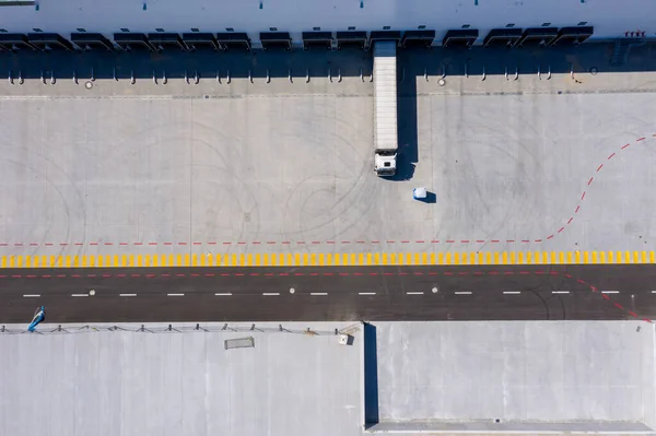 从空中俯瞰货物仓库 从上方看工业园区的物流中心 物流中心载货卡车航拍照片 — 图库照片
