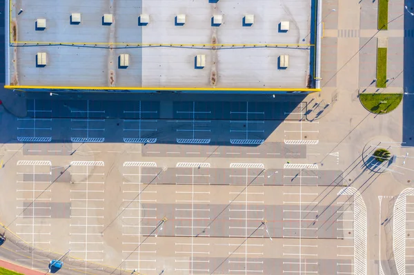 Огромный Торговый Центр Бытовой Техники Большим Количеством Парковочных Мест Видом — стоковое фото