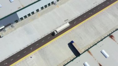 Endüstriyel Depo 'nun Hava Çekimi. Birçok kamyonun yarı karavan yüklediği rıhtım..