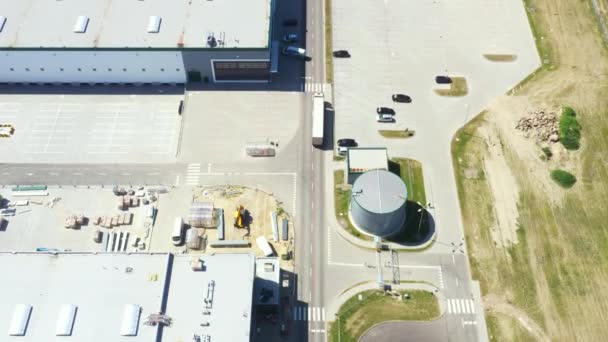 Aerial Shot of Industrial Warehouse Loading Dock di mana Banyak Truk dengan Trailer Semi Muat Barang dagangan. — Stok Video