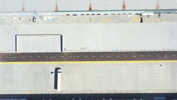 Aerial Shot of Industrial Warehouse Loading Dock όπου πολλά φορτηγά με ημι Trailers Load Merchandise. — Αρχείο Βίντεο
