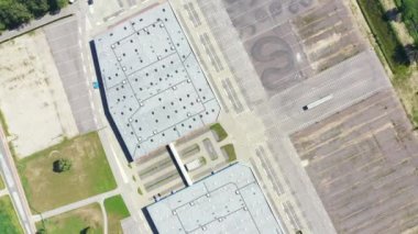 Büyük bir alışveriş merkezi ve yakınında park yeri. Yukarıdan bak. Hava fotoğrafçılığı. Boşalt