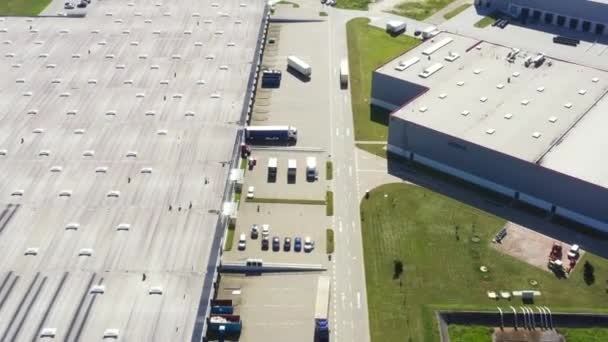 Widok z lotu ptaka magazynów lub fabryki przemysłowej lub centrum logistycznego z góry. Widok z lotu ptaka na budynki i urządzenia przemysłowe — Wideo stockowe