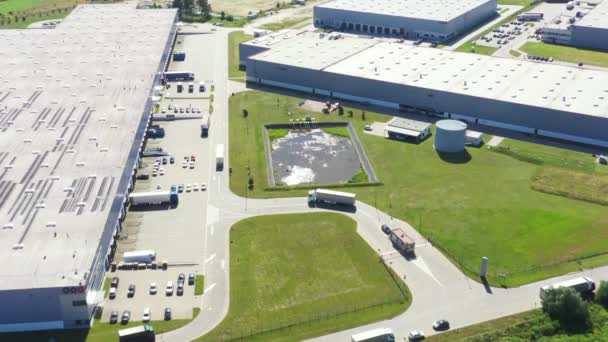 Vista aérea de almacenes de almacén o fábrica industrial o centro logístico desde arriba. Vista aérea de edificios y equipos industriales — Vídeos de Stock