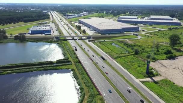 Bovenaanzicht vanuit de lucht van het grote logistieke park met magazijn, laadpunt met veel opleggers. — Stockvideo