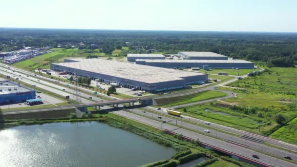 Vista aérea superior del gran parque logístico con almacén, centro de carga con muchos camiones semirremolques. — Vídeos de Stock