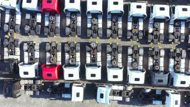 Sok teherautó van itt. Az autók több sorban állnak. Teherautó parkoló. Légi felvétel függőlegesen lefelé. — Stock videók