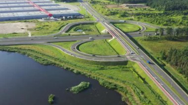 Büyük bir alışveriş merkezi ve yakınında park yeri. Yukarıdan bak. Hava fotoğrafçılığı. Boşalt