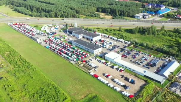 Spousta nákladních přívěsů. Auta jsou v několika řadách. Parkování náklaďáků. Letecký pohled svisle dolů. — Stock video