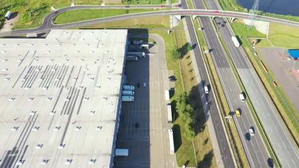 Luftaufnahme eines Warenlagers. Logistikzentrum im Industriegebiet von oben. Luftaufnahme der LKW-Beladung im Logistikzentrum. Blick von der Drohne. — Stockvideo