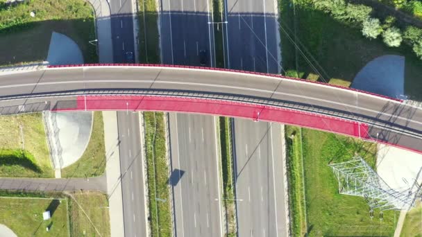 Luchtfoto van goederenmagazijn. Logistiek centrum in industriële stedelijke zone van bovenaf. Luchtfoto van vrachtwagens laden in logistiek centrum. Uitzicht vanaf drone. — Stockvideo