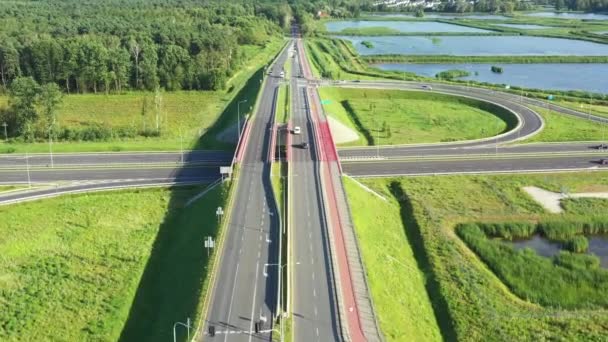 Letecký pohled přes křižovatku - Interchange air photo - Pohled na dopravní a logistické drony — Stock video