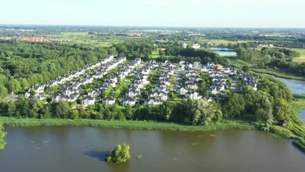 Flygfoto Utsikt över lyxbostäder Fastigheter. Tagen under en solig sommardag. — Stockvideo