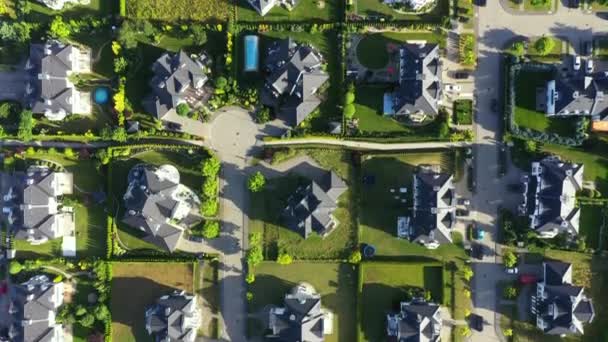 Vista aérea de casas de luxo Propriedades. Tomado durante um dia ensolarado de verão . — Vídeo de Stock