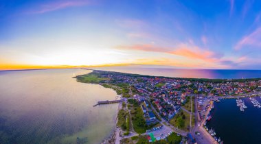 Güzel Panorama renk gökyüzü, Baltık Denizi 'nde gün batımı, Jastarnia, Polonya. Liman. Hava Görünümü