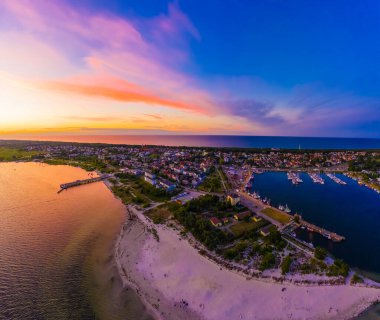 Güzel Panorama renk gökyüzü, Baltık Denizi 'nde gün batımı, Jastarnia, Polonya. Liman. Hava Görünümü