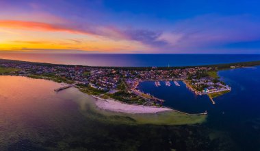 Güzel Panorama renk gökyüzü, Baltık Denizi 'nde gün batımı, Jastarnia, Polonya. Liman. Hava Görünümü