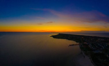 Güzel Panorama renk gökyüzü, Baltık Denizi 'nde gün batımı, Jastarnia, Polonya. Hava Görünümü