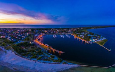 Güzel Panorama renk gökyüzü, Baltık Denizi 'nde gün batımı, Jastarnia, Polonya. Liman. Hava Görünümü