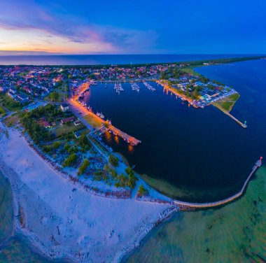 Güzel Panorama renk gökyüzü, Baltık Denizi 'nde gün batımı, Jastarnia, Polonya. Liman. Hava Görünümü