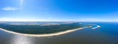 Güzel Panorama renk gökyüzü, Baltık Denizi 'nde gün batımı, Jastarnia, Polonya. Hava Görünümü