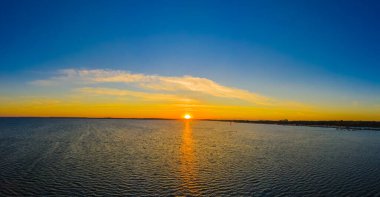 Güzel Panorama renk gökyüzü, Baltık Denizi 'nde gün batımı, Jastarnia, Polonya. Hava Görünümü